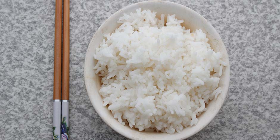 Los gatos pueden comer arroz cocido, como el de esta taza, pues les aporta ciertos beneficios.