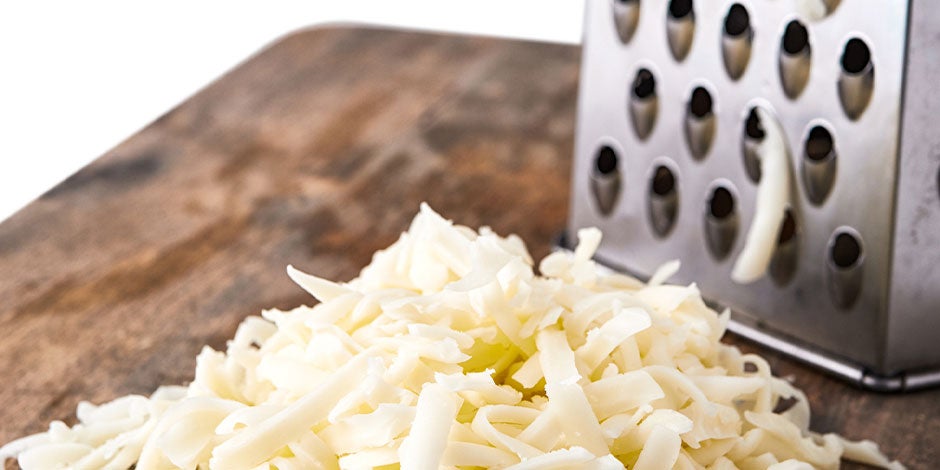 ¿Los perros pueden comer queso rallado como el de la imagen? Depende de muchos aspectos. Aprende más acá.